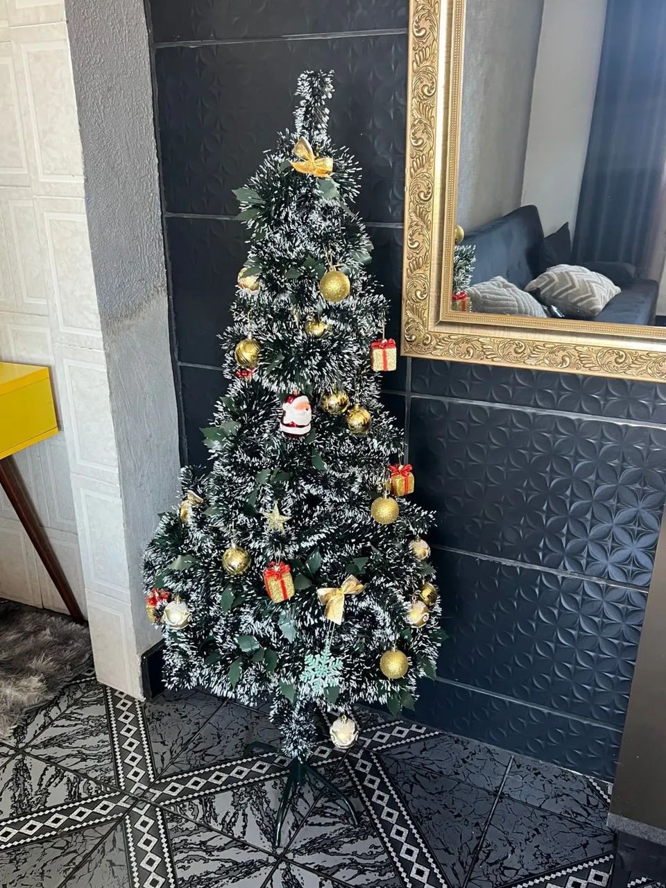 Árvore de Natal com enfeites