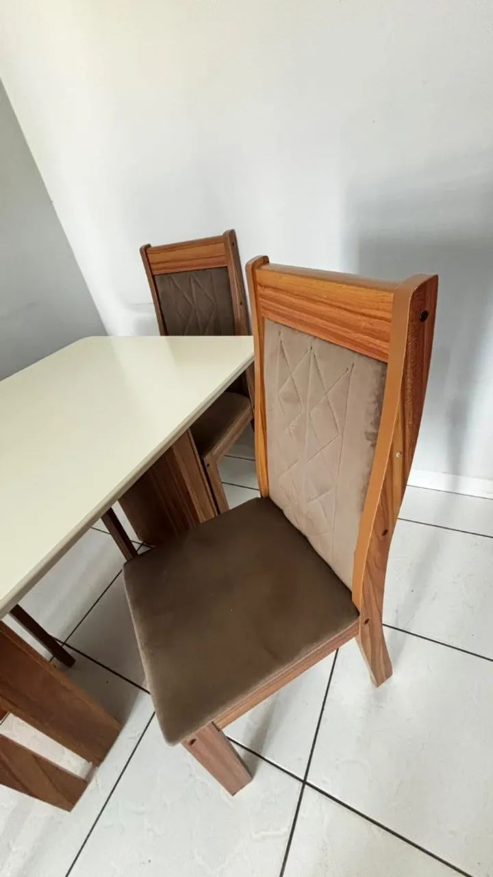 Mesa com 04 cadeiras bem conservada. - Foto 3