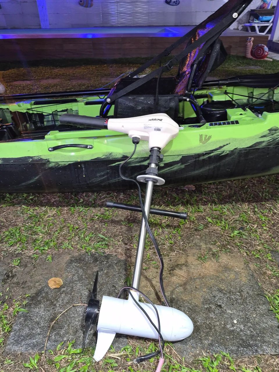 Vendo kayak novissimo com motor, cadeira e remo  - Foto 2