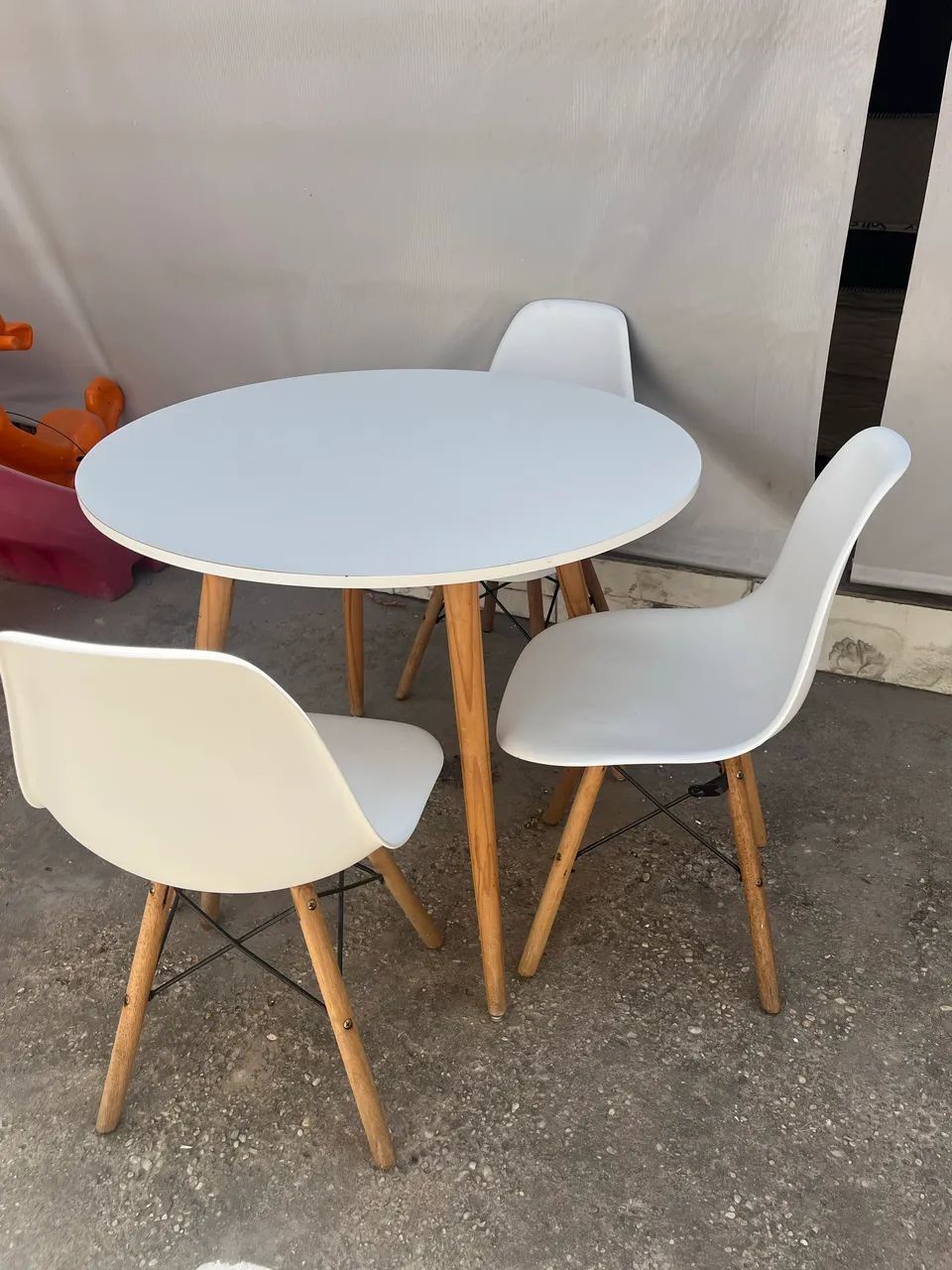 Vendo mesa pés palito com 3 cadeiras - Foto 4
