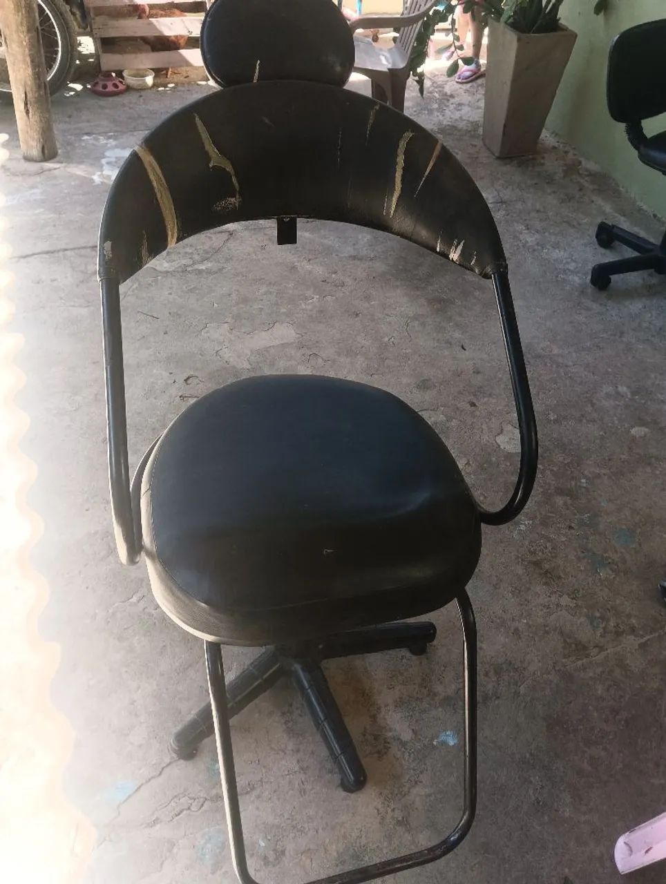 Cadeira pra barba e cabelo com marca de uso mas tá boa 
