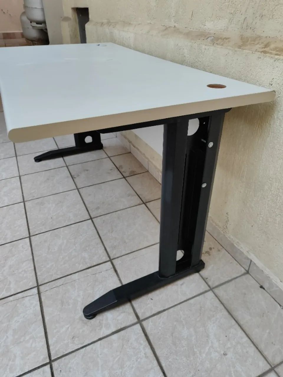 Mesa de Escritório Grande Retangular Branca com Pés de Ferro - 1,40m - Foto 4