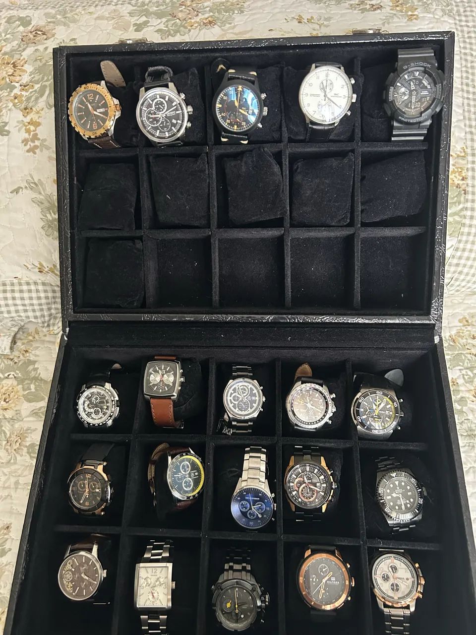 Caixa com 20 relógios 