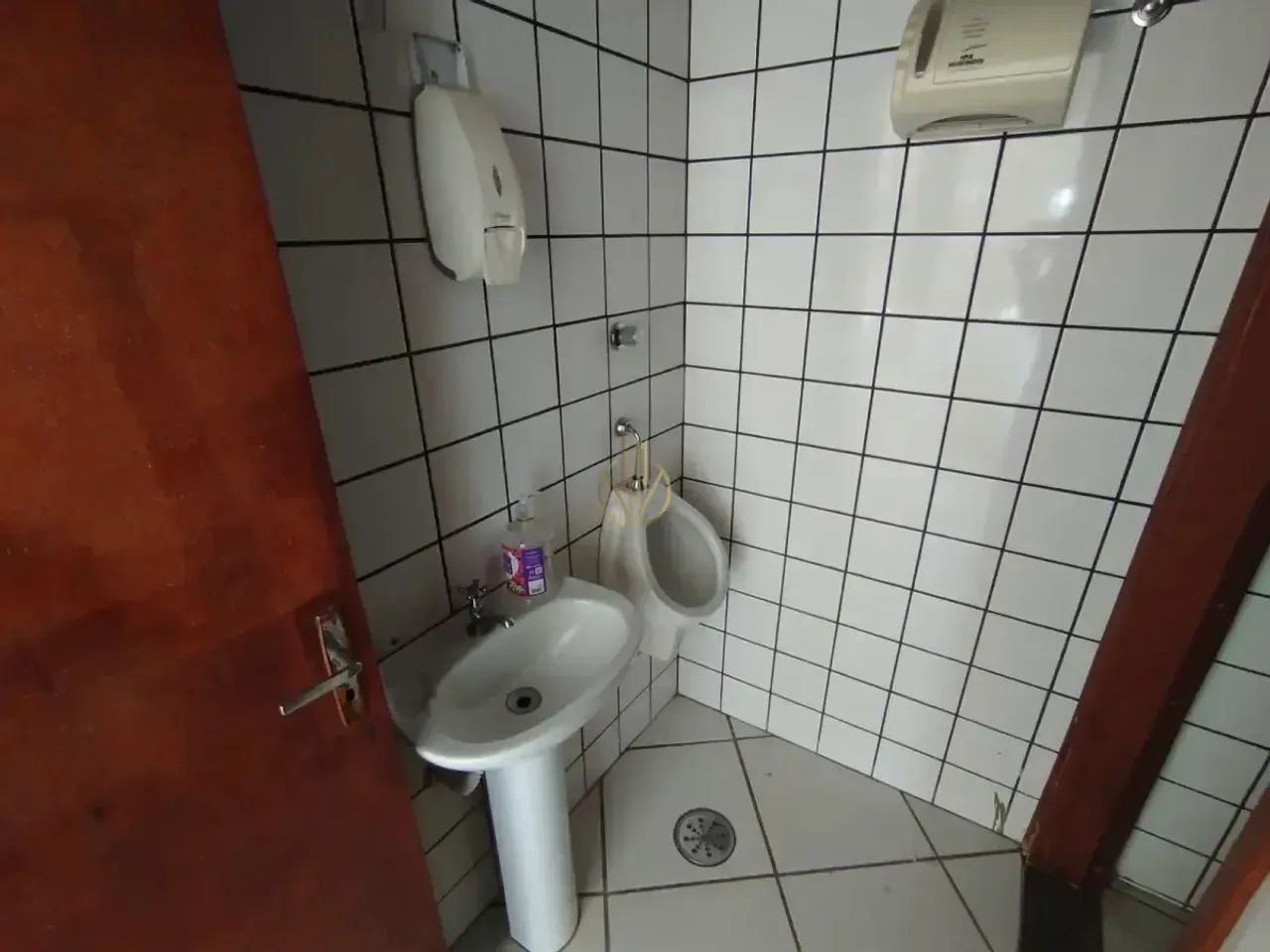 Loja comercial espaçosa 321m² com 2 banheiros na Avenida dos Trabalhadores, Mogi Guaçu - Foto 5