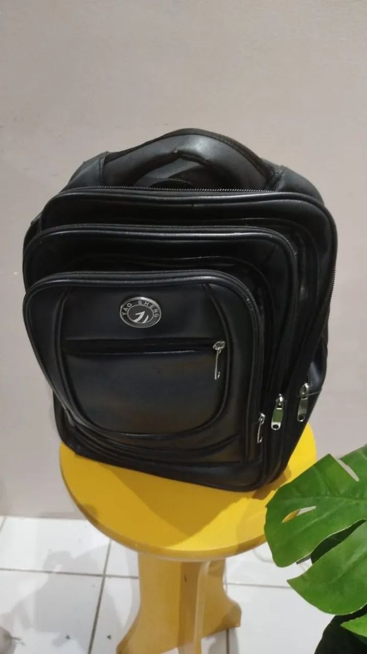 Mochila preta em boas condições 