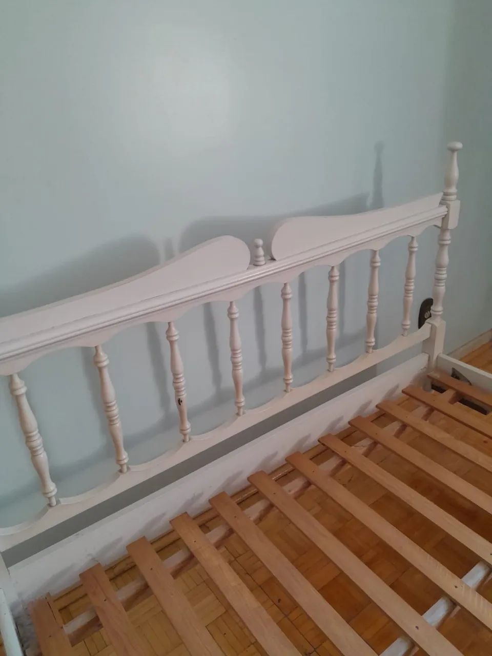 Cama de casal em estilo colonial laqueada.