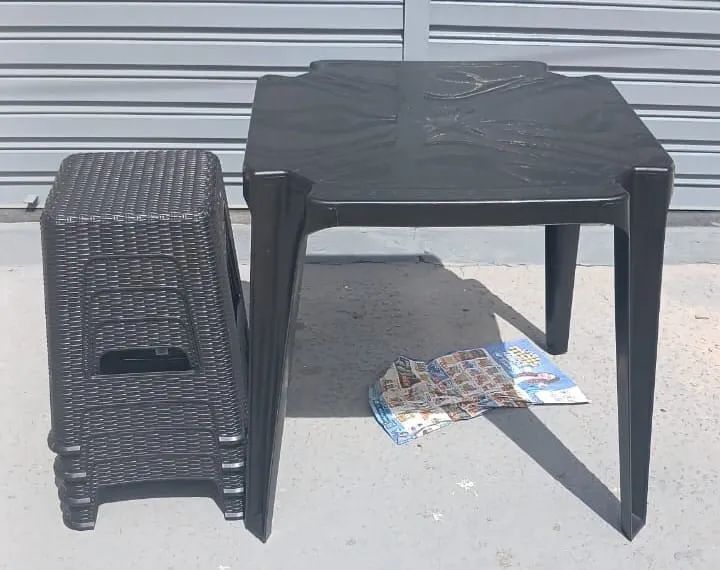 CONJUNTO DE MESA E CADEIRA DE PLÁSTICO 