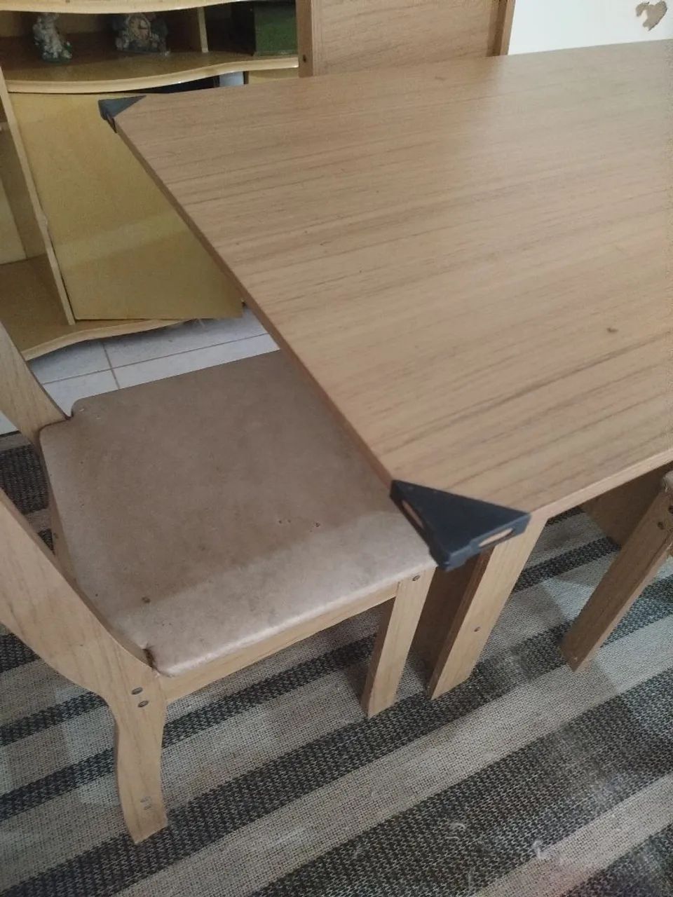 Vendo mesa com 4 cadeiras de madeira, usada - Foto 5
