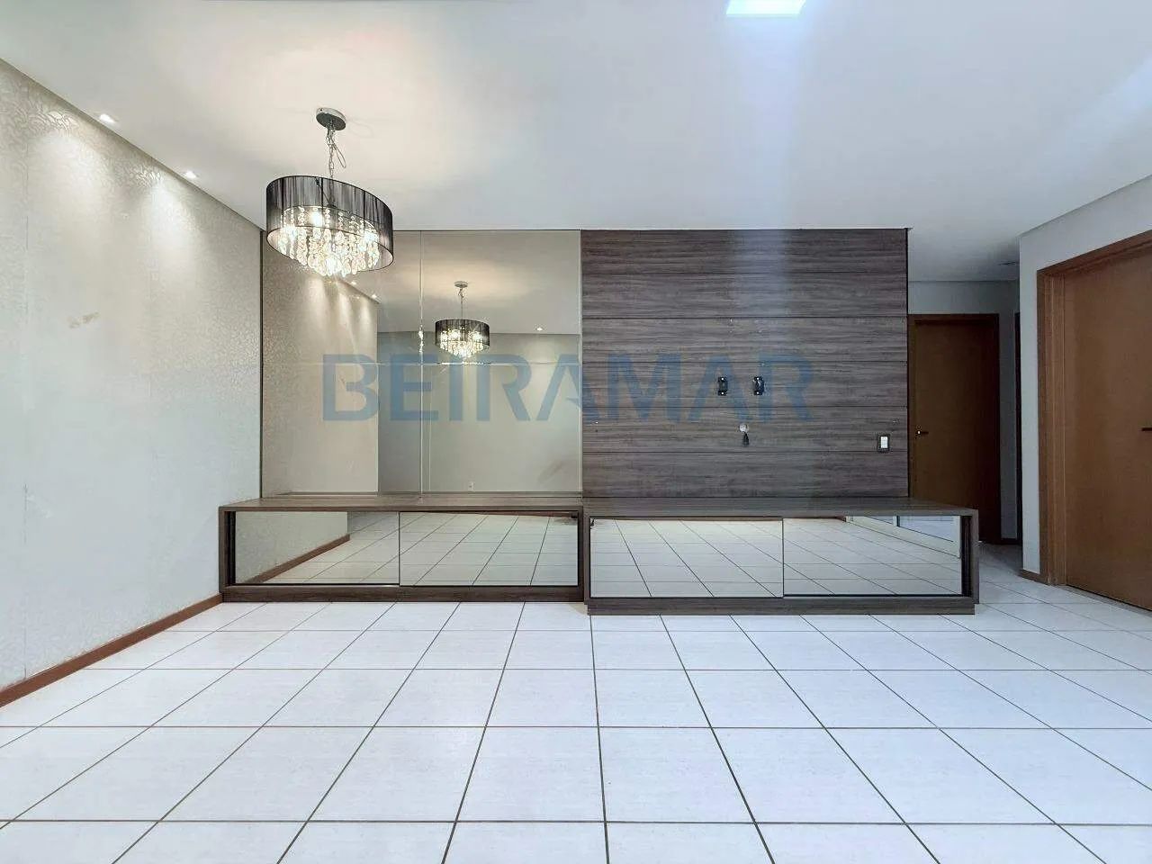 Apartamento Reformado com 3 Quartos com Suíte e duas Semi-Suites, Varanda e Vaga de Garage - Foto 5