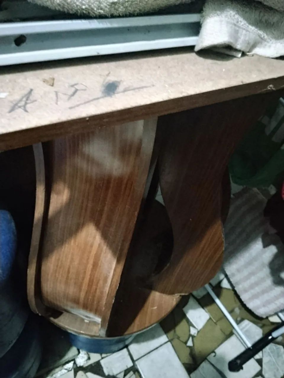 Mesa redonda com tampo de madeira e vidro. - Foto 4