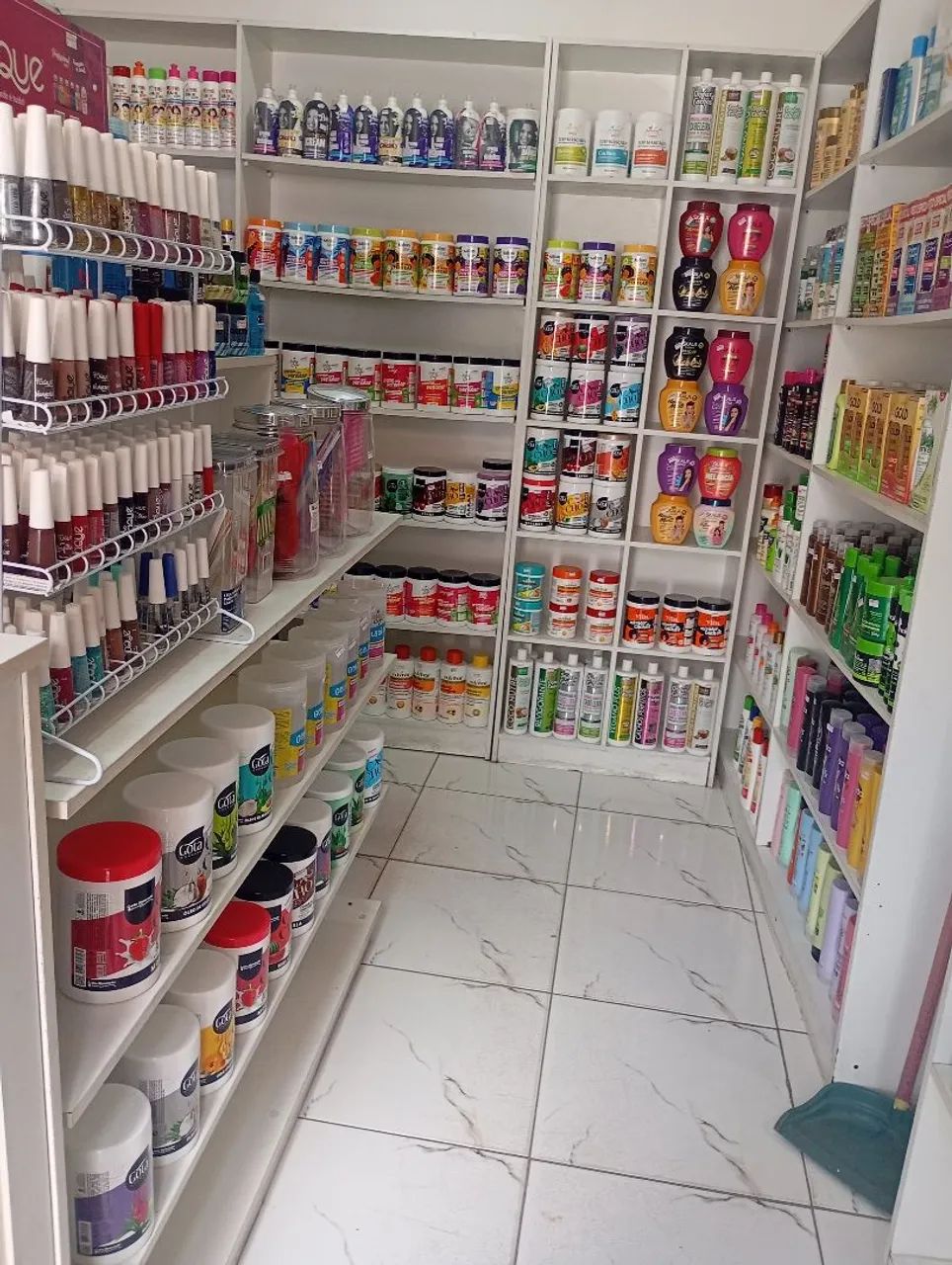 Vendo prateleiras para cosméticos 