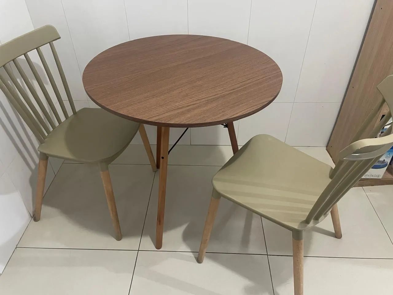 Mesa redonda estilo Eames com duas cadeiras - conjunto completo  - Foto 2
