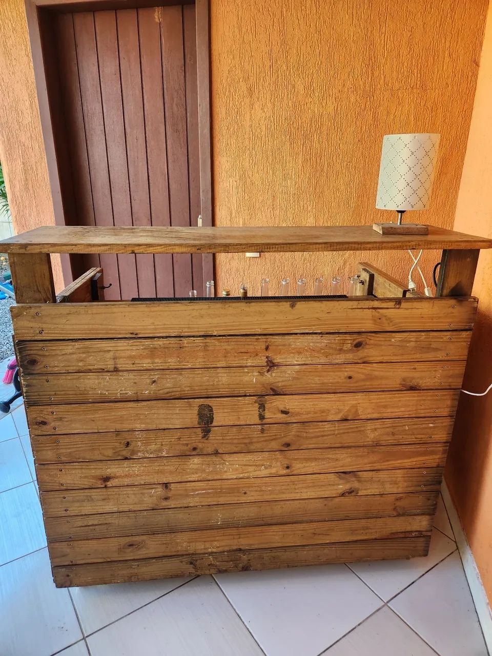 Balcao de madeira (bar)