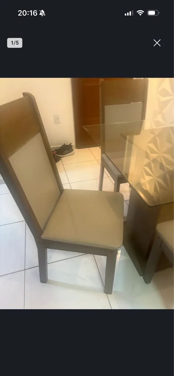 Vendo mesa com tampo de vidro e quatro cadeiras - Foto 2