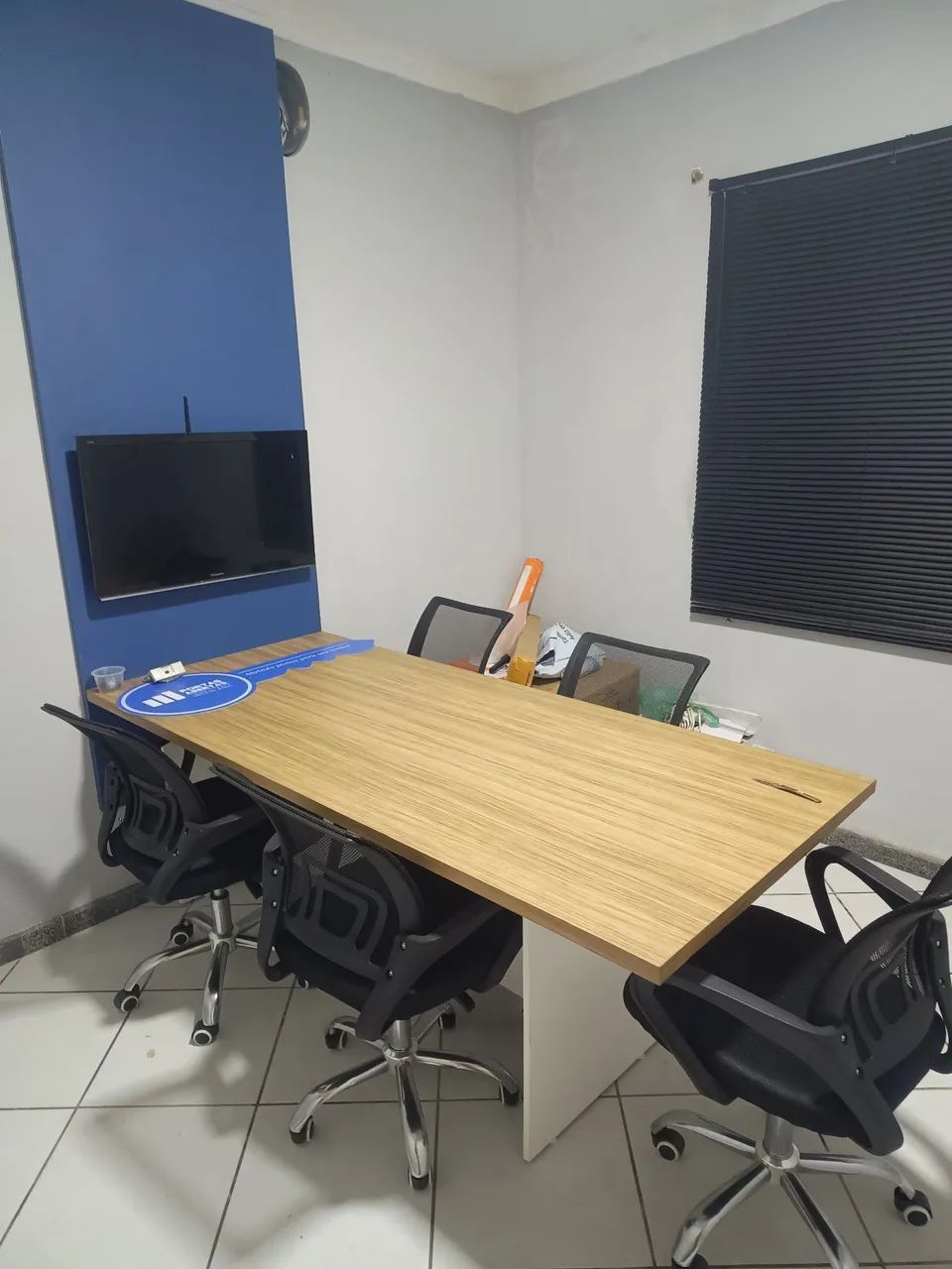 Mesa de reunião nova em MDF com painel e 5 cadeiras novas