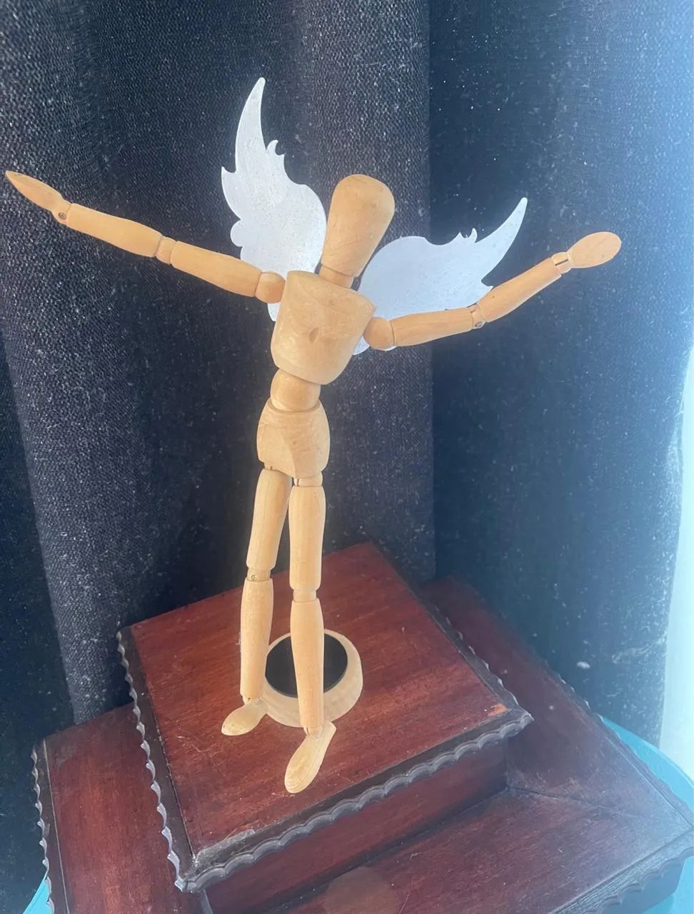 BONECO ARTICULADO ANJO COM ASAS DE METAL 