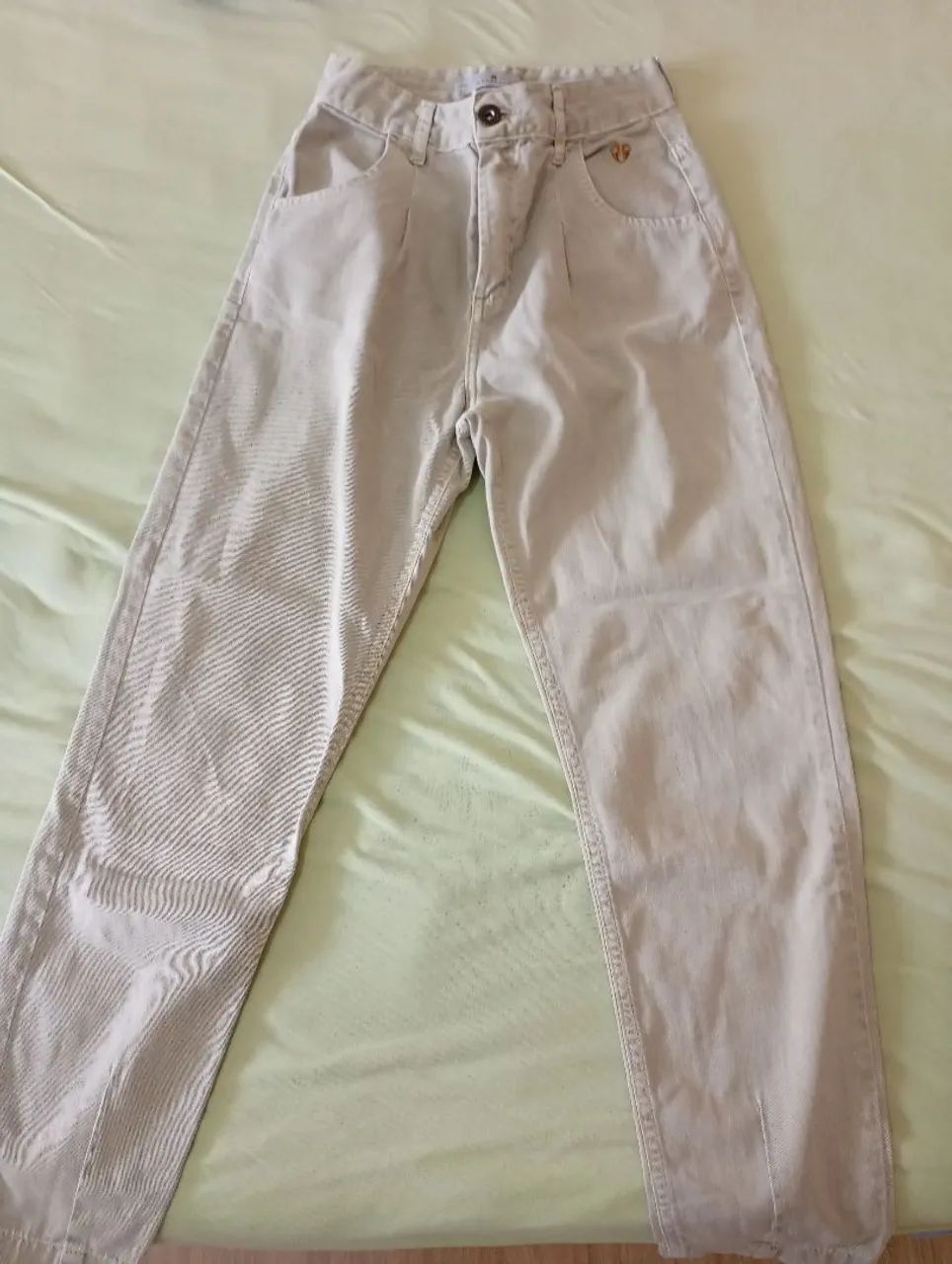 Calça sarja beje.
