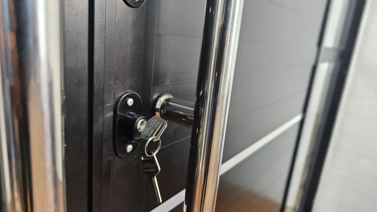 PORTA SACADA LAMBRIL LUXO PRETA 3M - MELHOR PORTA DE ALUMÍNIO - Foto 4