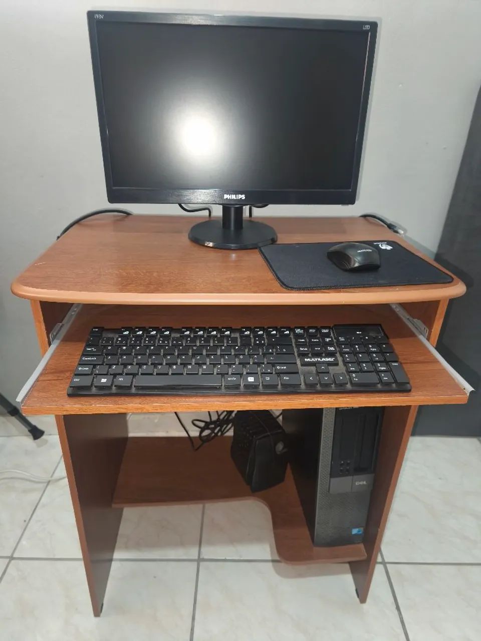 Computador e mesa de computador 