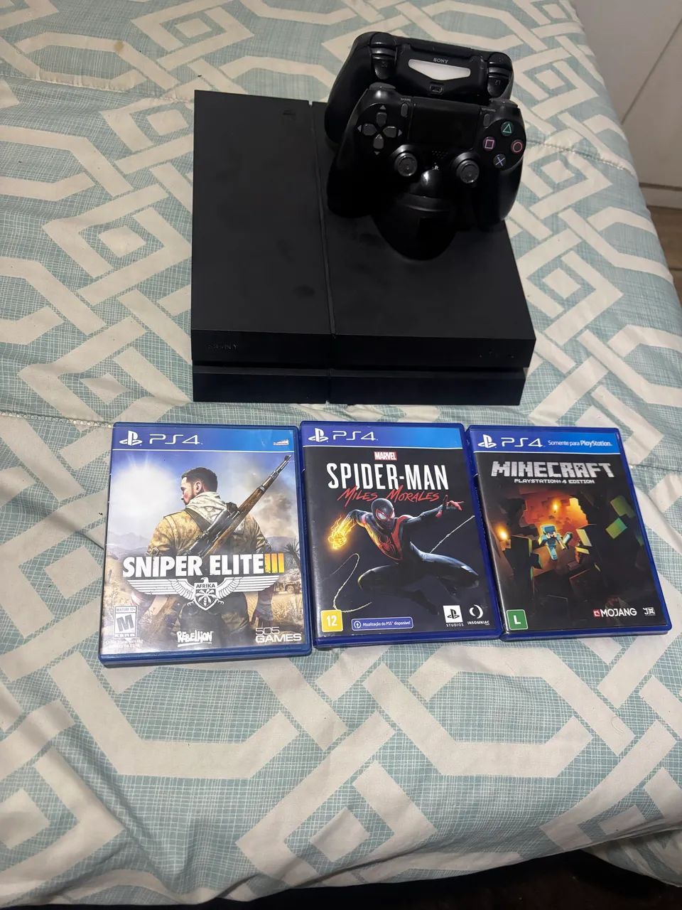 Ps4 500GB 3 jogos base de carregamento - Jogos de Vídeo Game