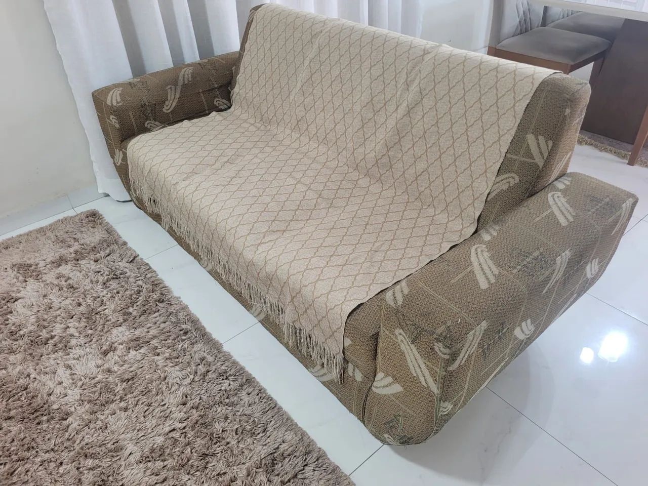 Sofá 3 lugares com duas almofadas e dois pufs65570193794306123