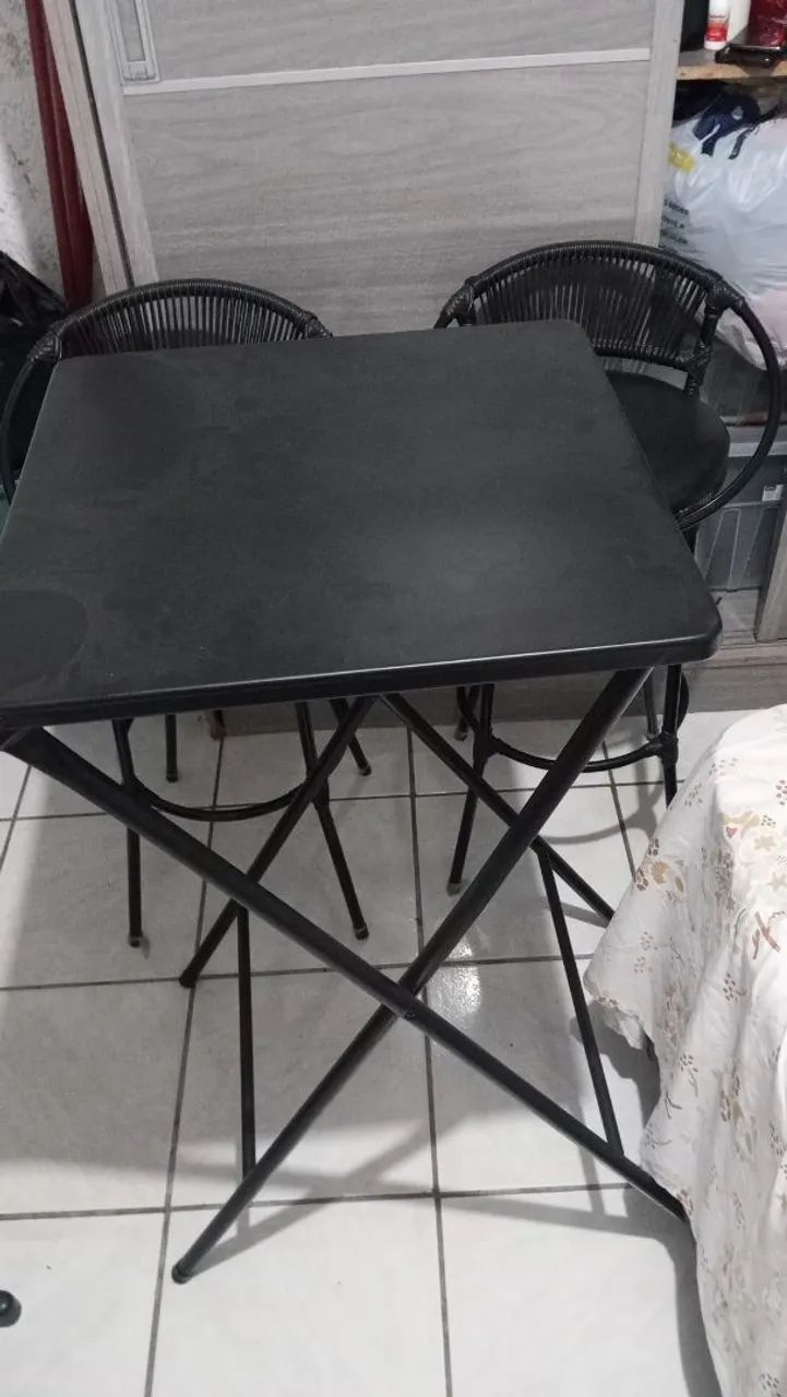 Mesa e banquetas