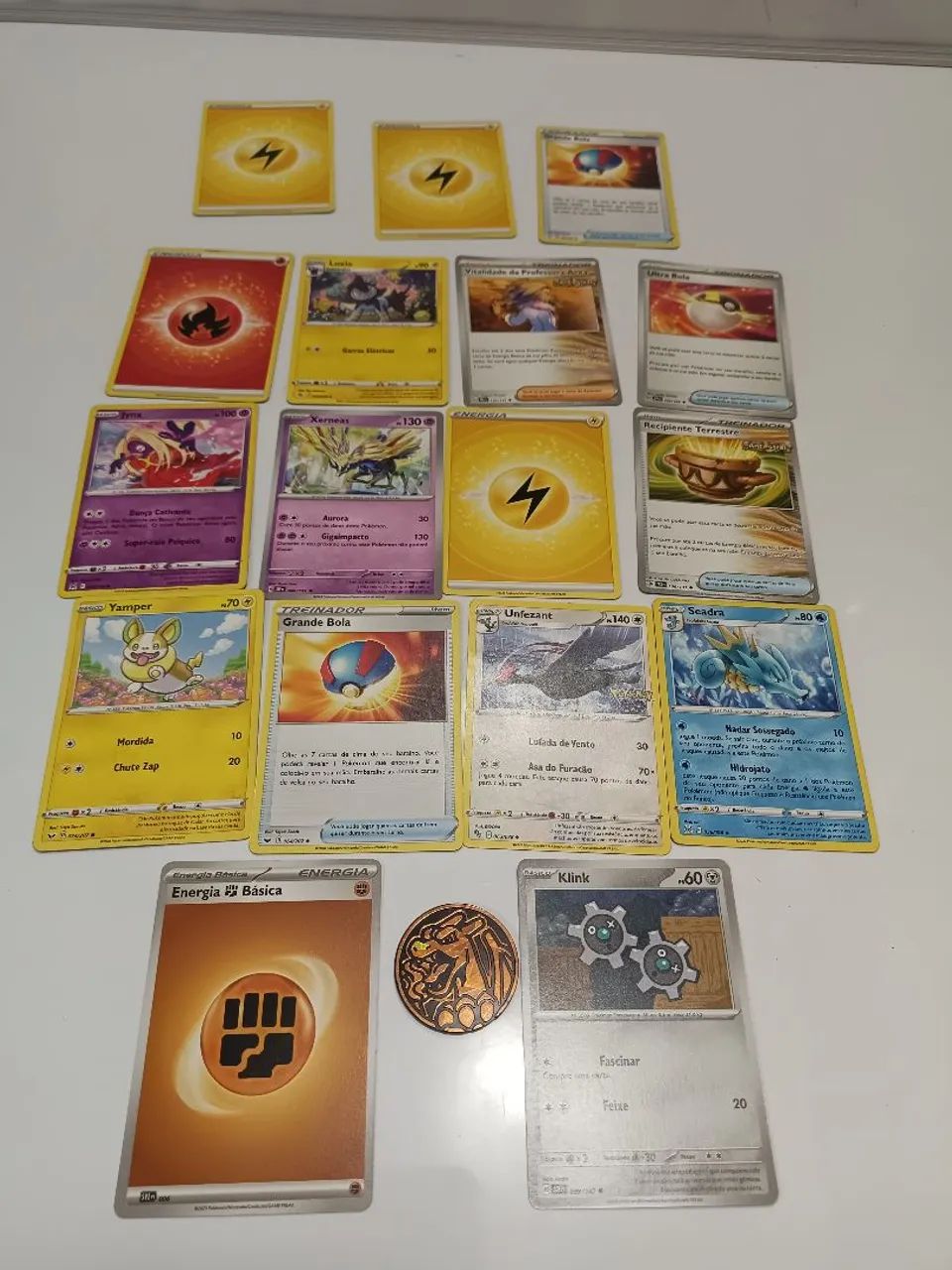 Moeda e cartas pokémon 