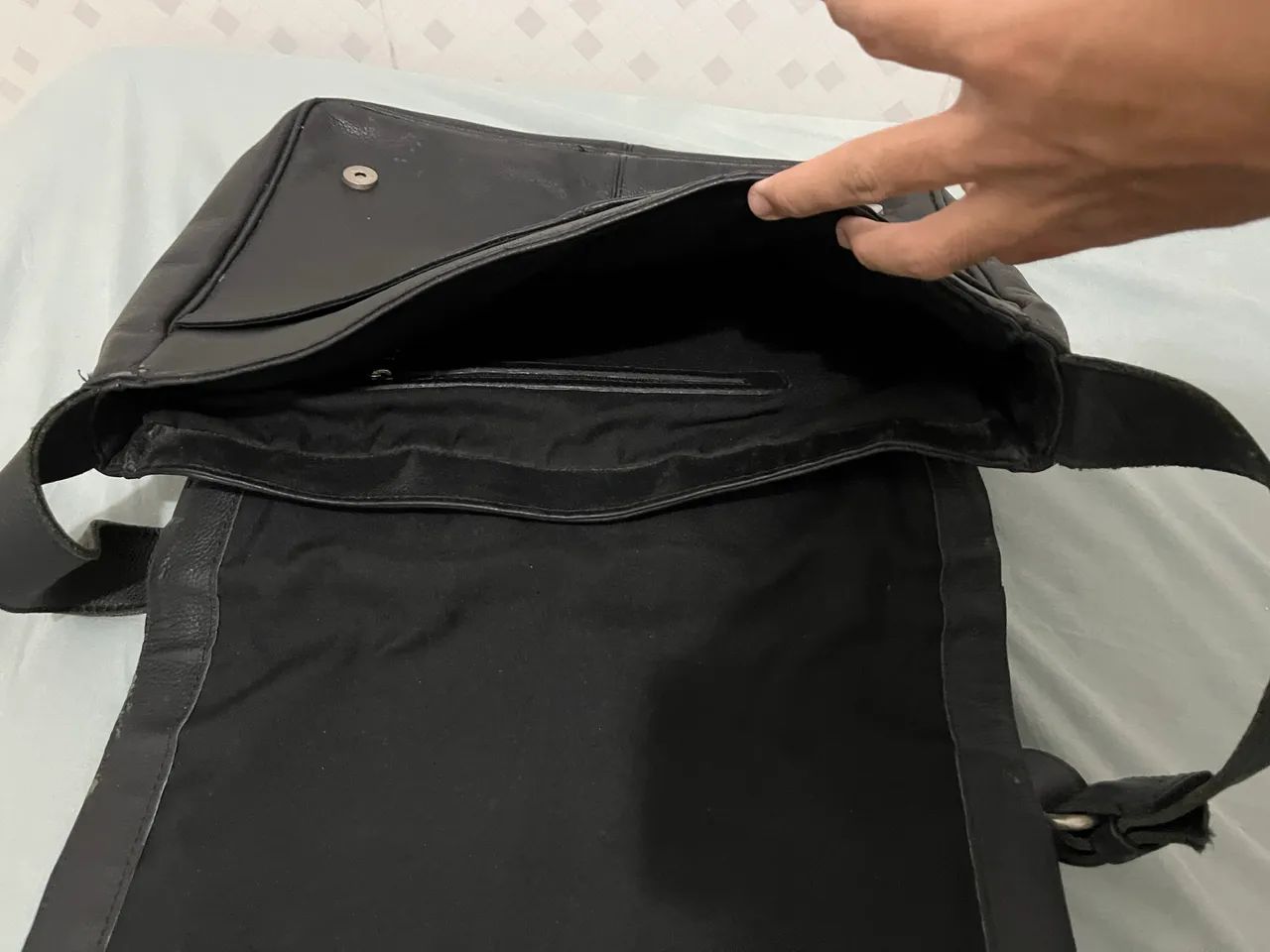 Bolsa Messenger de Couro Usada - Preta | Ótimo Estado - Foto 2
