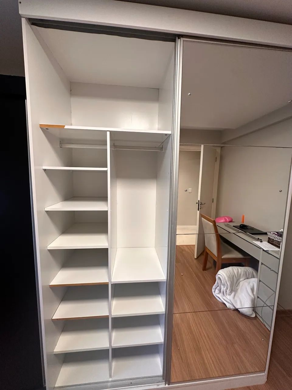 Roupeiro com portas de correr, espelho, gavetas e ótimo espaço interno - Foto 3