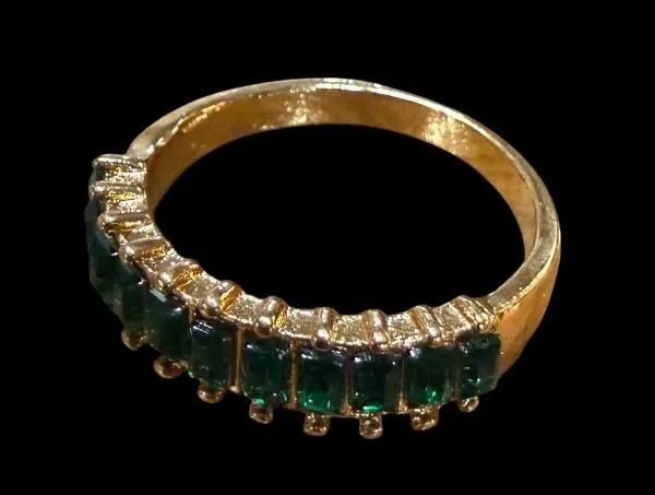 Anel dourado com pedras verde baguetes