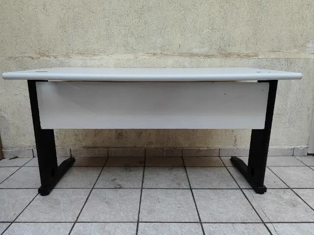 Mesa de Escritório Grande Retangular Branca com Pés de Ferro - 1,40m - Foto 5