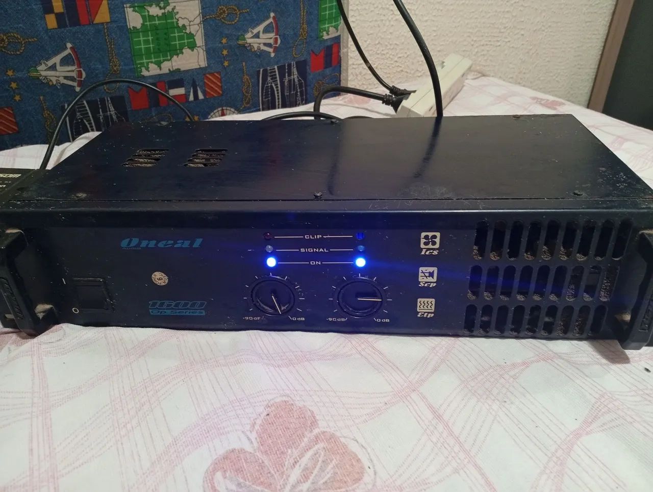 Amplificador e mesa usados em ótimo estado 