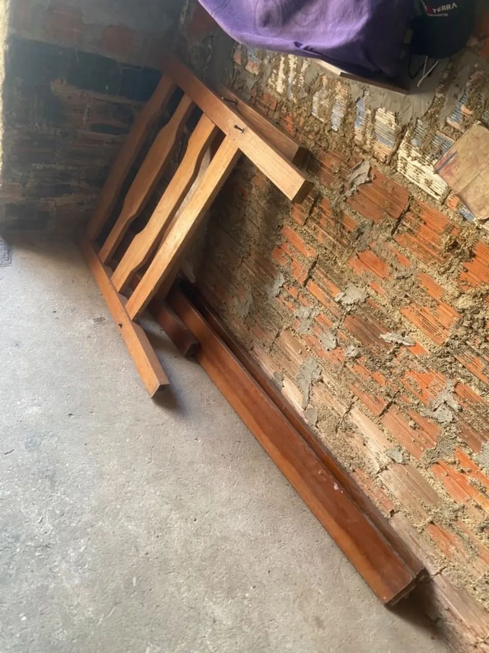 Cama de madeira maciça original com defeito  - Foto 2