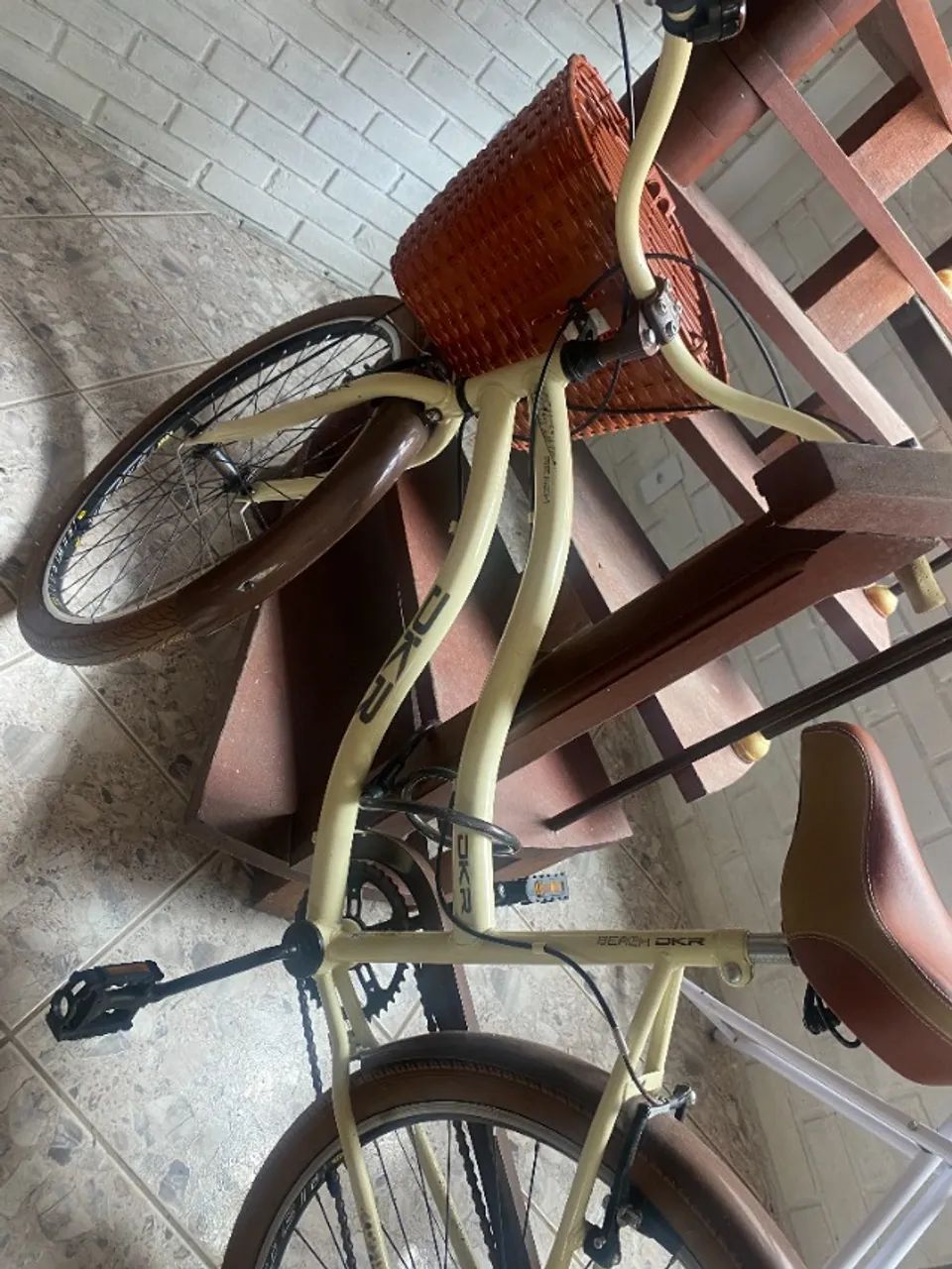 Bicicleta Retrô DKR Beach Aro 26 - Cesta de Vime e Selim de Couro