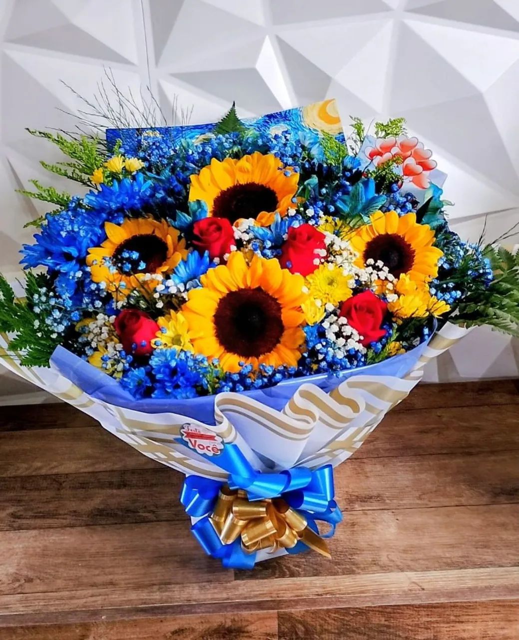 Buque Vanghogh grande com 4 girassóis e 4 rosas vermelhas