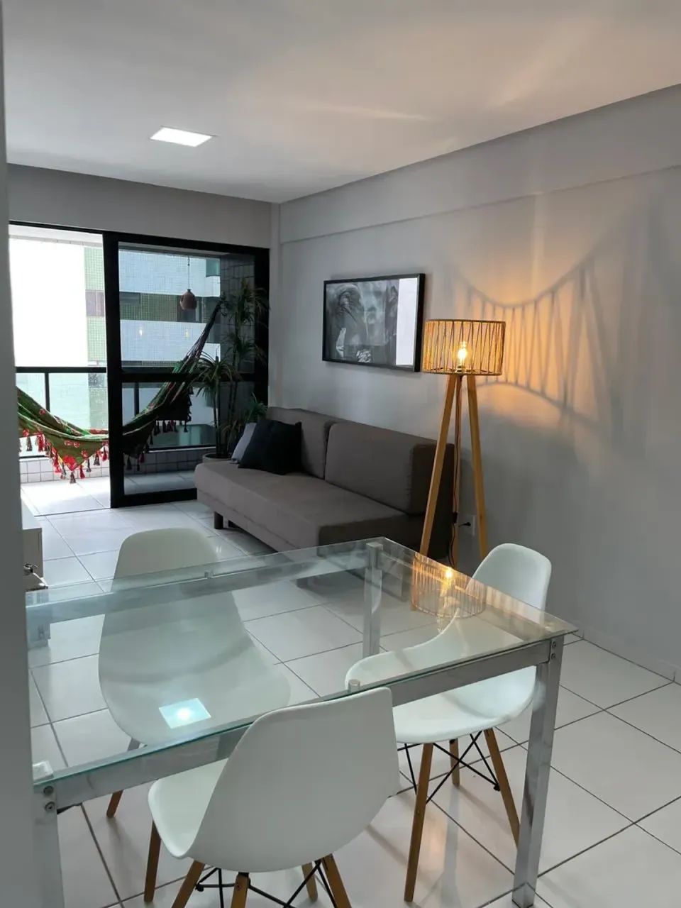 Quarto e sala com varanda na Ponta Verde