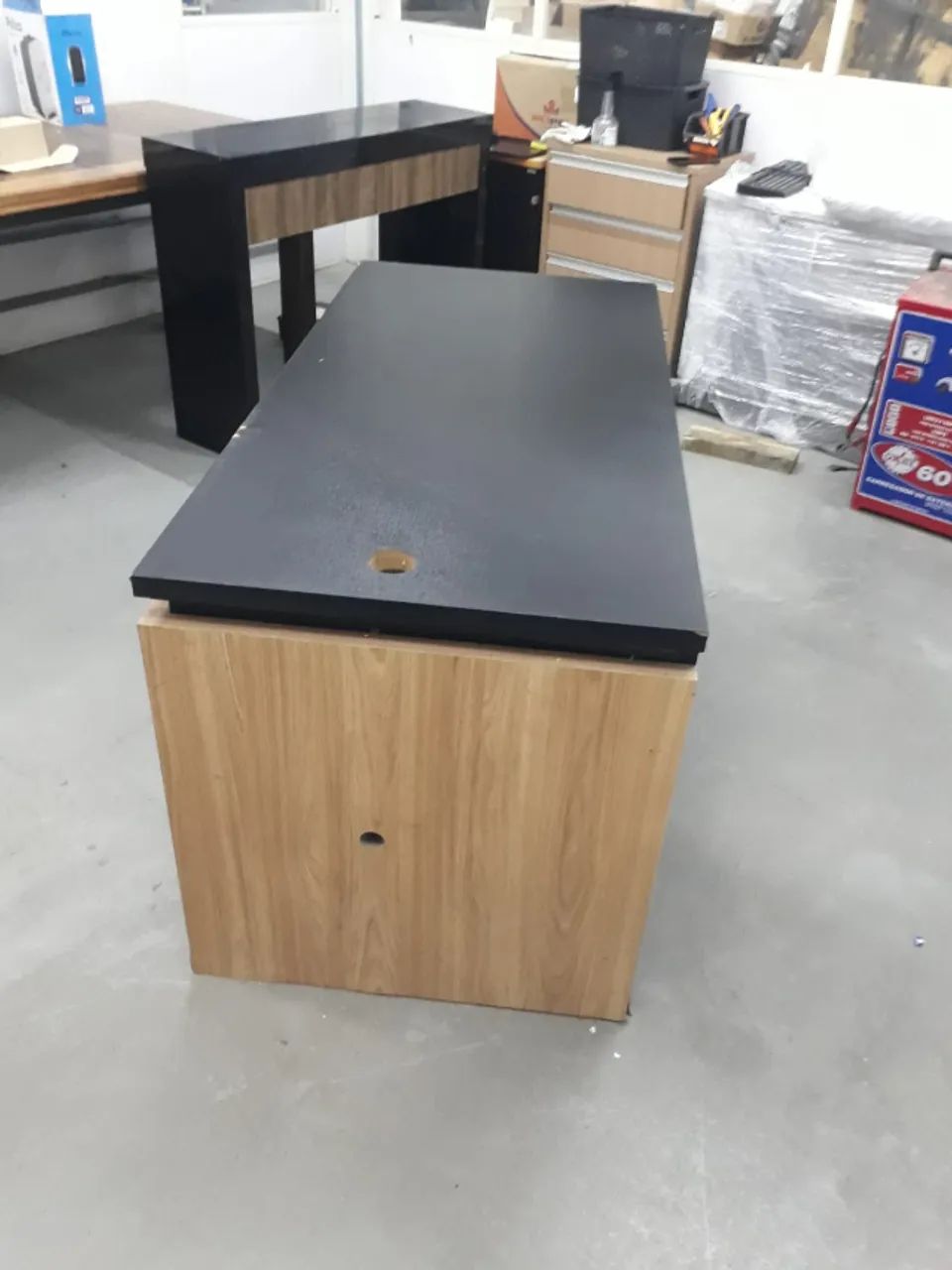 Mesa Retangular de Escritório Preta com Passa-fios - Foto 3