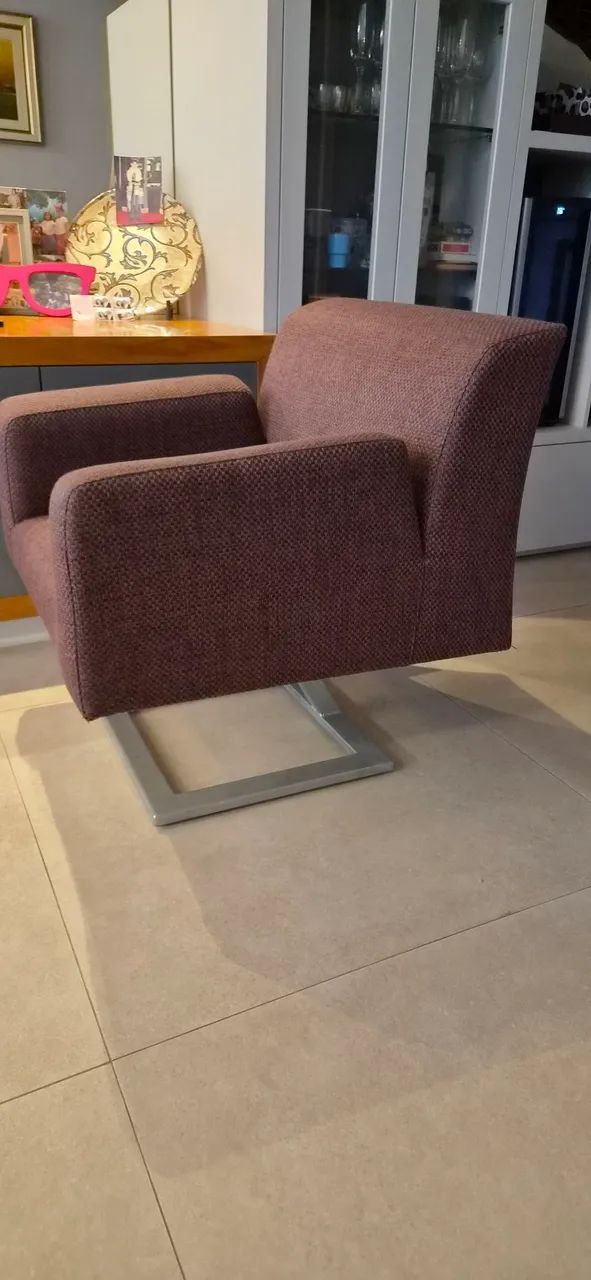 Poltrona com pe metalico - Foto 2