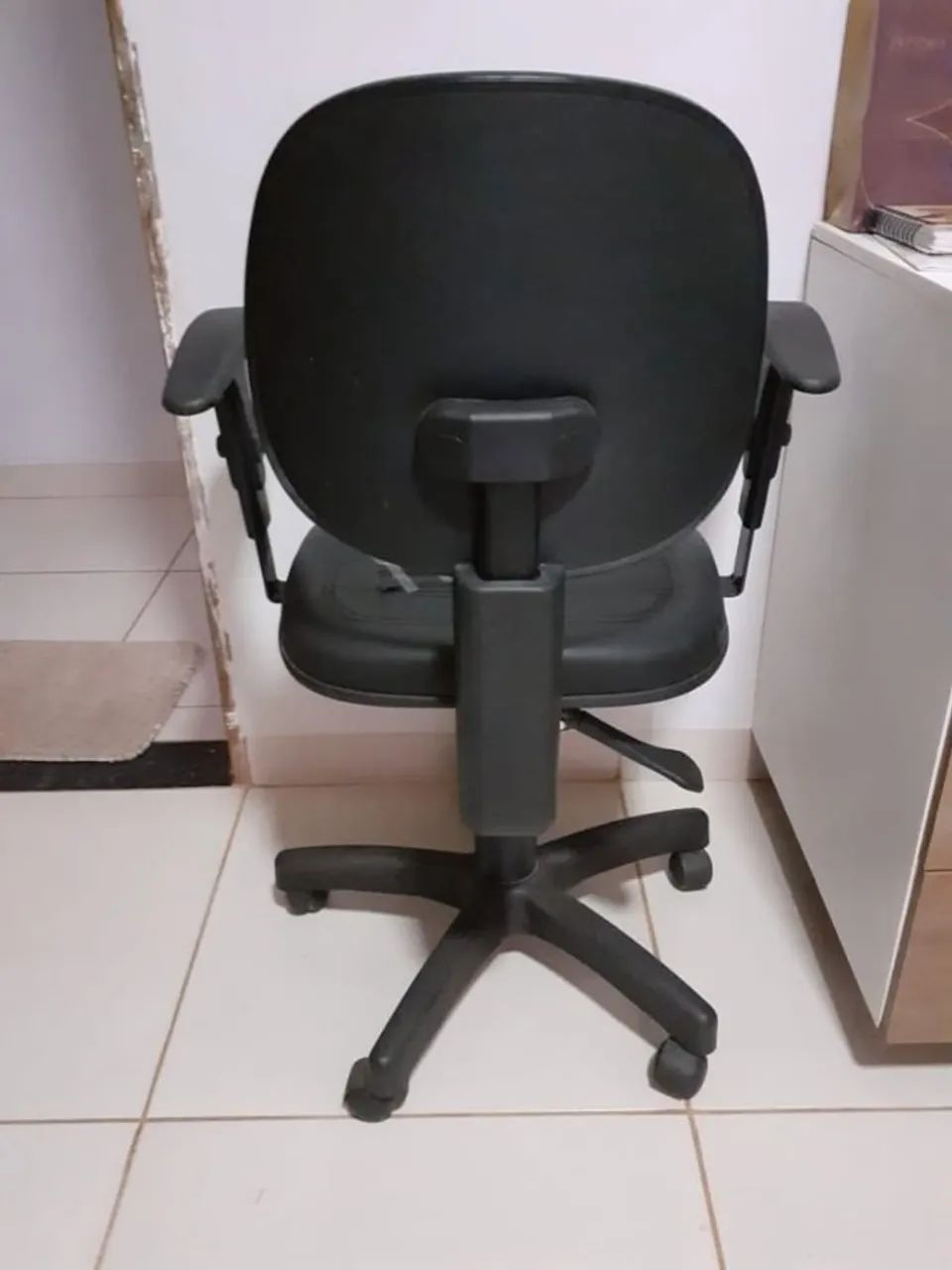 Cadeira de Escritório com Rodinhas e Ajustável