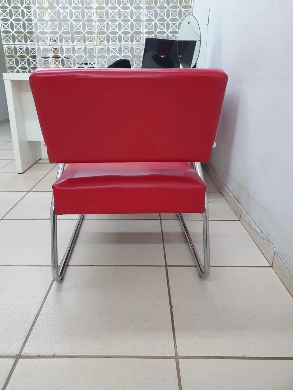 Par de Poltronas para Recepção - Estrutura Cromada e Estofado Vermelho - Foto 3