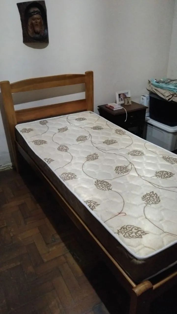 Cama de madeira com colchão (2 meses de uso)