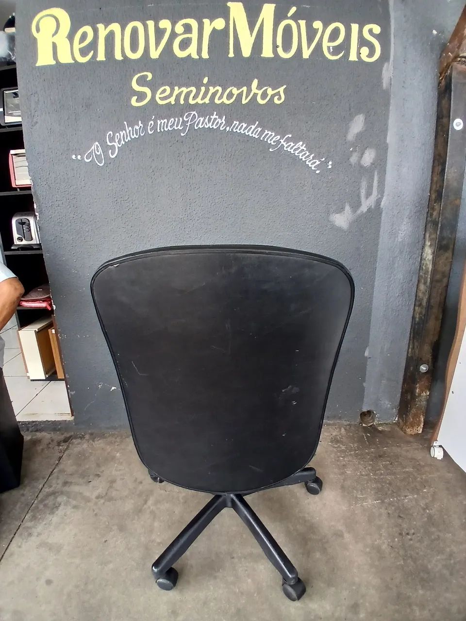 Cadeira giratória,hidráulica e reclinável,seminova.  - Foto 4
