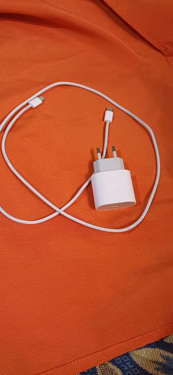 Carregador Apple original. 