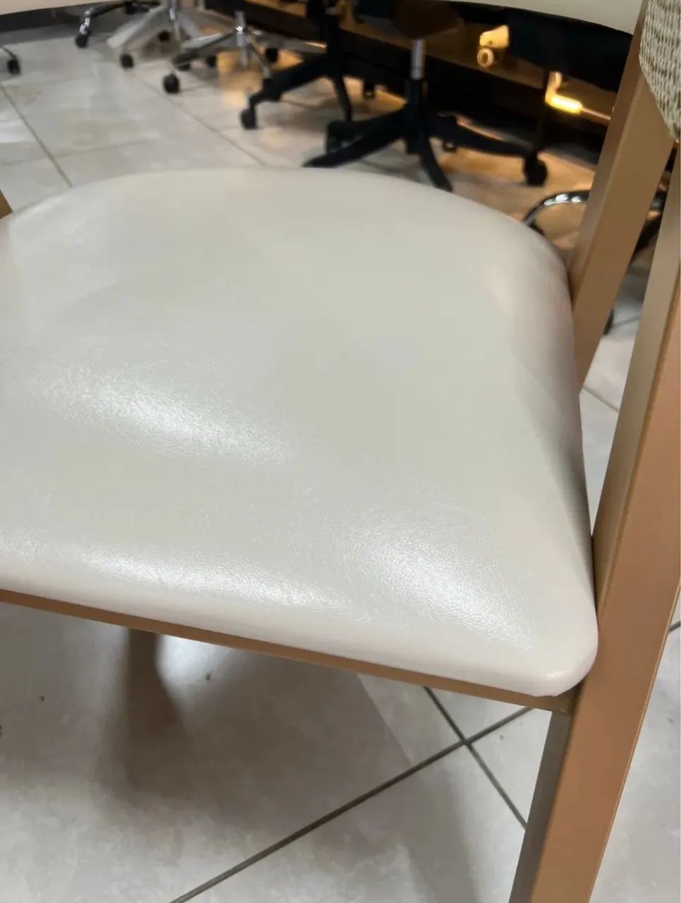 CADEIRA POLTRONA NO COURINHO  - Foto 2