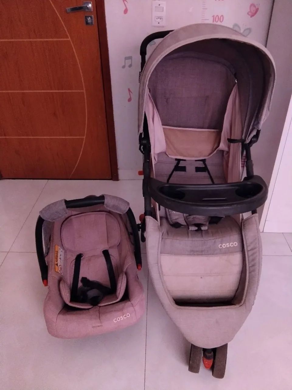 Kit Carrinho de Bebê + Bebê Conforto Cosco Reverse (Rosa/Cinza) - Ótimo Estado
