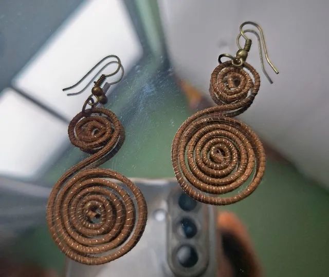 Brincos em capim dourado feito a mão 