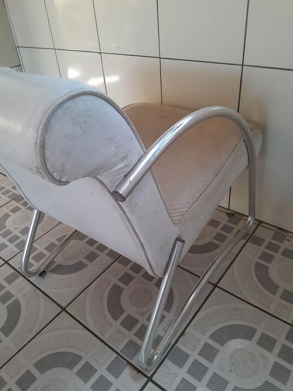 Vendo Cadeira corino branca  - Foto 5