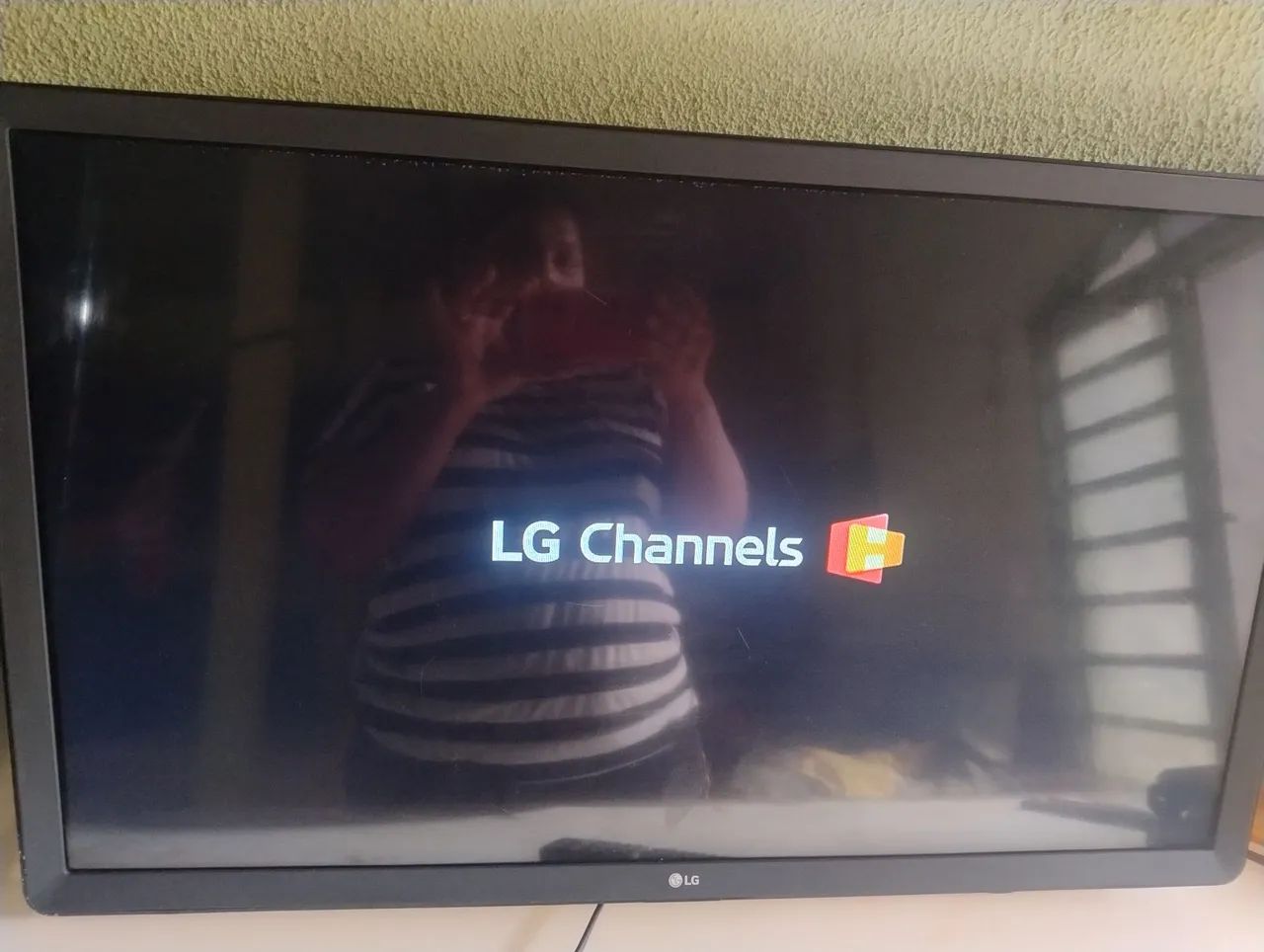 Vendo TV LG 32 polegadas com canais em aberto tem uma linha na tela - Foto 2