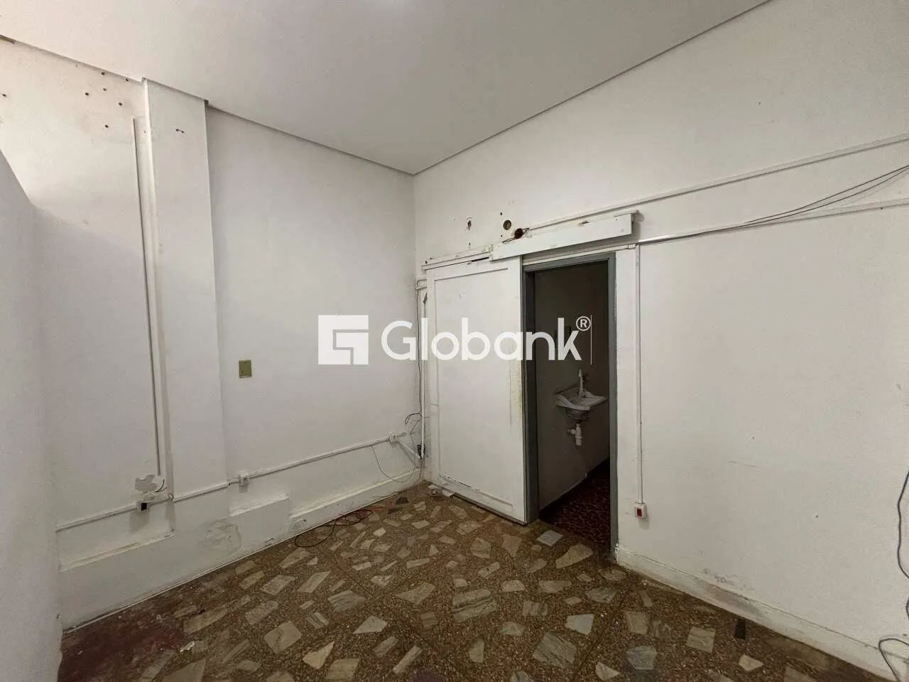 Ponto comercial com 1 banheiro e 80m², no bairro Centro. - Foto 5