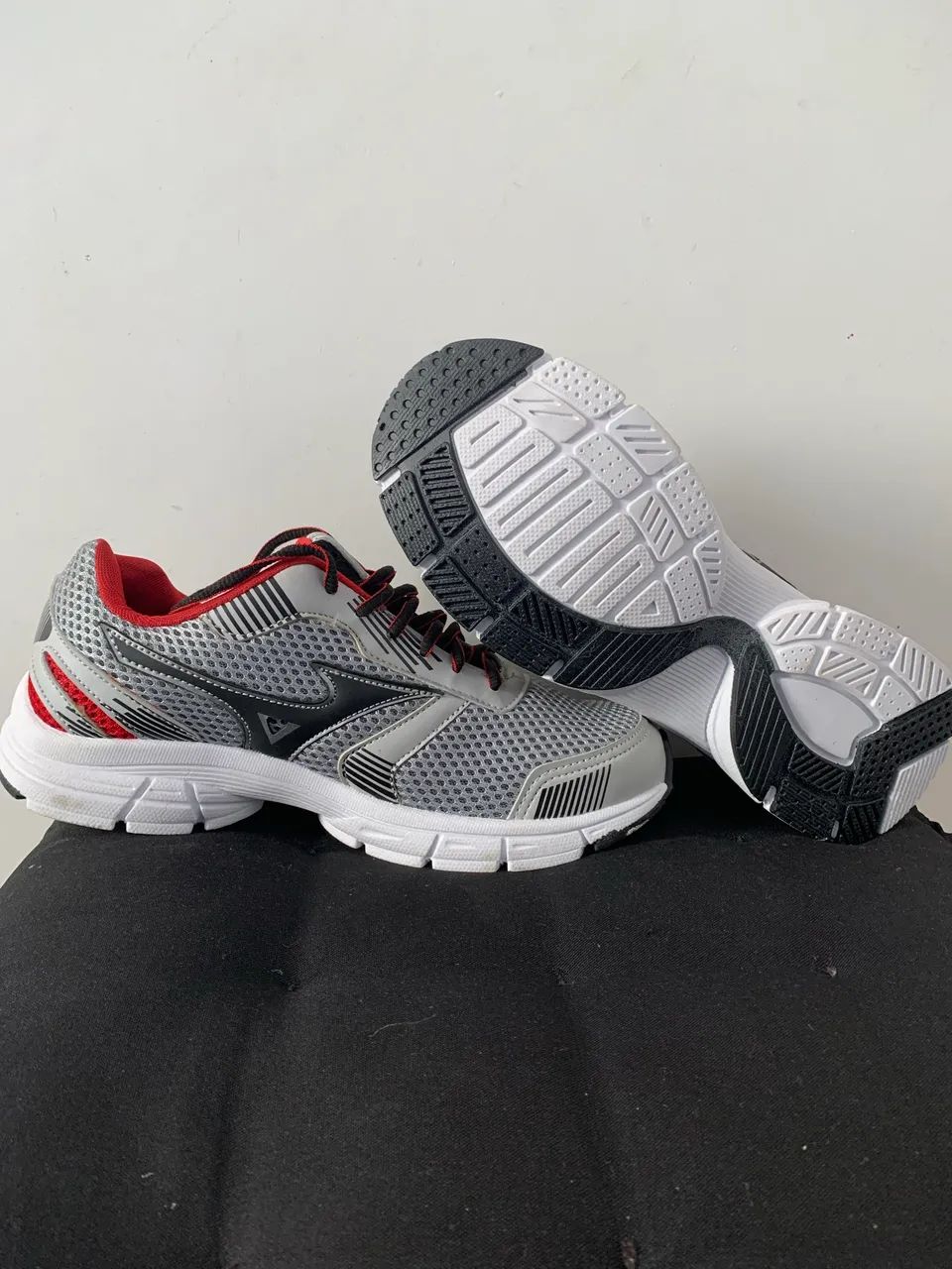 Mizuno Cinza com Detalhes Vermelhos - Calçados Esportivos - Parque